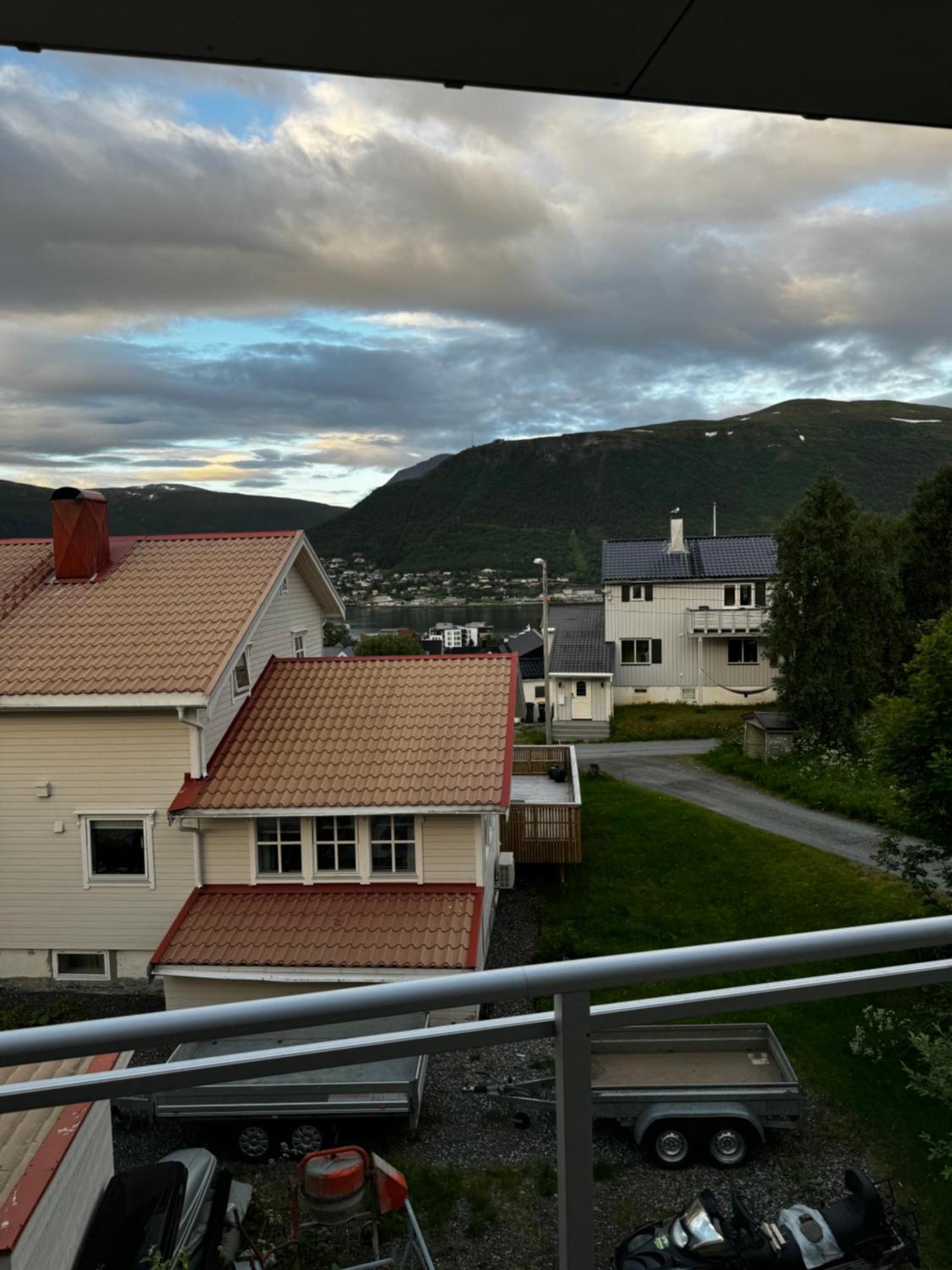 Sentral Leilighet Med Fantastisk Utsikt Tromso Exterior photo